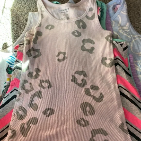 Bundle of 9 size medium (7/8) tanks. Various brands. - Picture 9 of 14